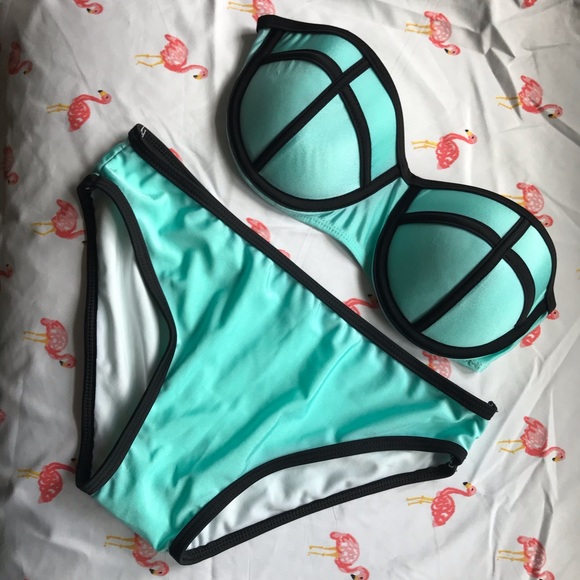 Bikini - Picture 3 of 8